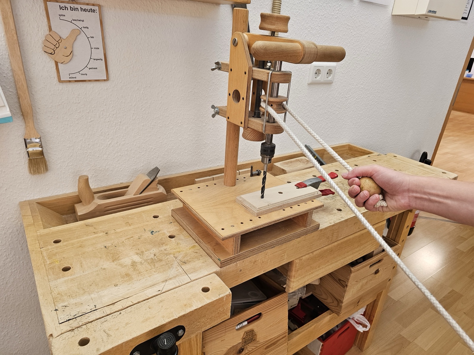 Werkbank mit Standbohrmaschine und Holzwerkzeug in der Ergotherapie